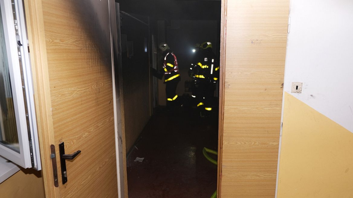 Osm lidí dostali hasiči z hořícího bytu na Opavsku pomocí plošiny